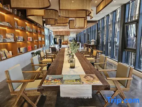 Yimeng Bookstore (Mengshan Baihuayu Scenic Area Store)