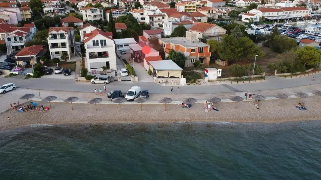 Pirovac Premium Luksuzni Mobile-Home on the beach 6 ležaja satelit tv wifi klima 2 x wc velika terasa full opremljena ljubimci dozvoljeni parkirno mjesto 10m do plaže pogodno za djecu mali obiteljski kamp 100m do centra mjesta