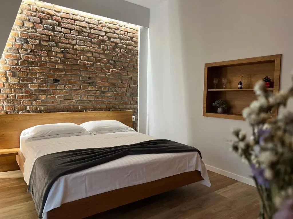 KONIs Studio Apartments