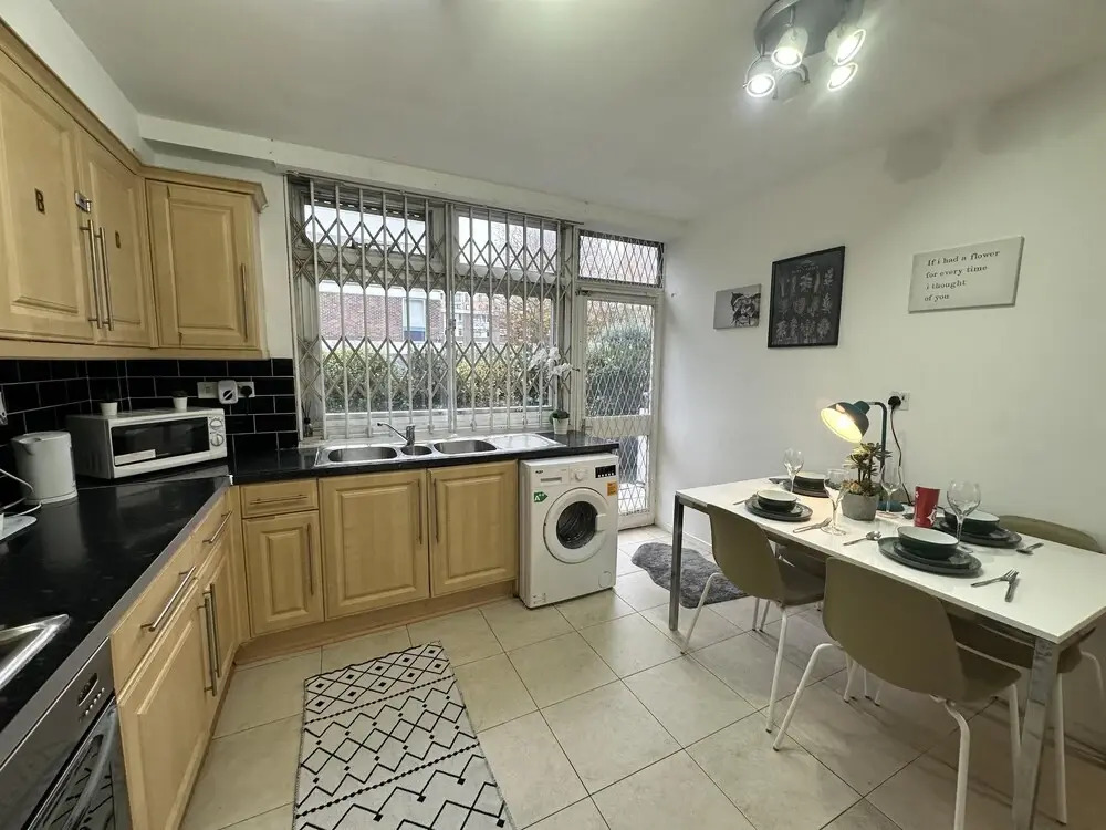 Gorgeous 4 Bedrooms, 5-baths House Central London