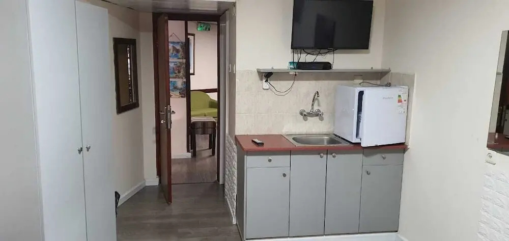 Neve Midbar Motel