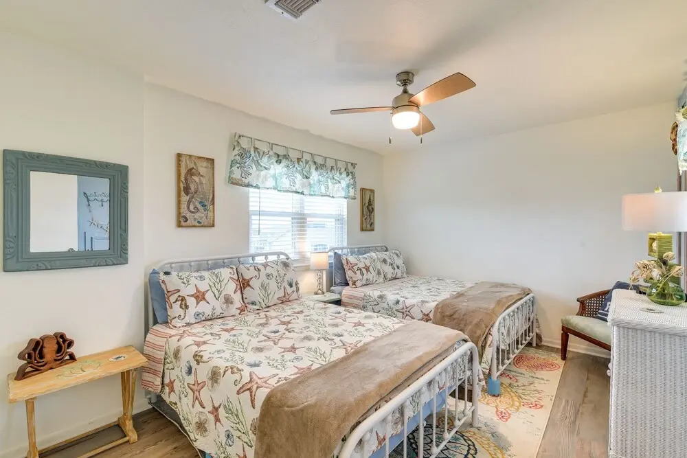 Pet-friendly Condo w/ Seasonal Pool in Galveston!