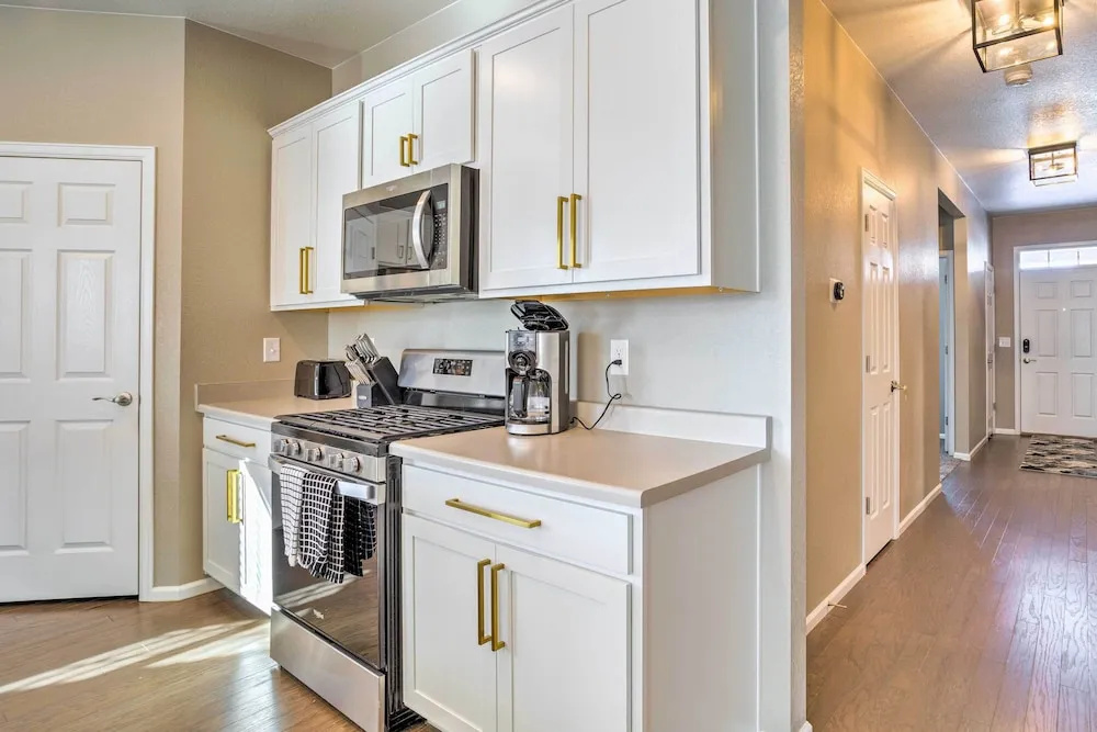10 Mi to DIA: Spacious Aurora House w/ Yard