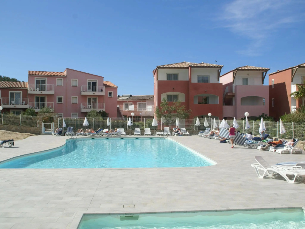 Spacious house, 100m from the beach, swimming pool.