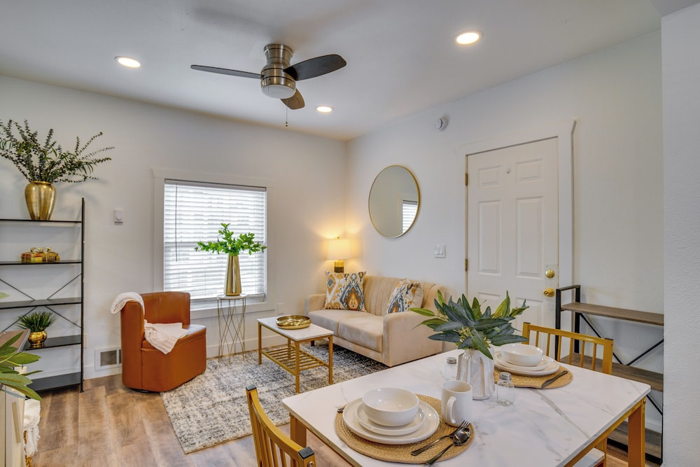 Gateway to Downtown Tacoma! Sleek Couples Condo