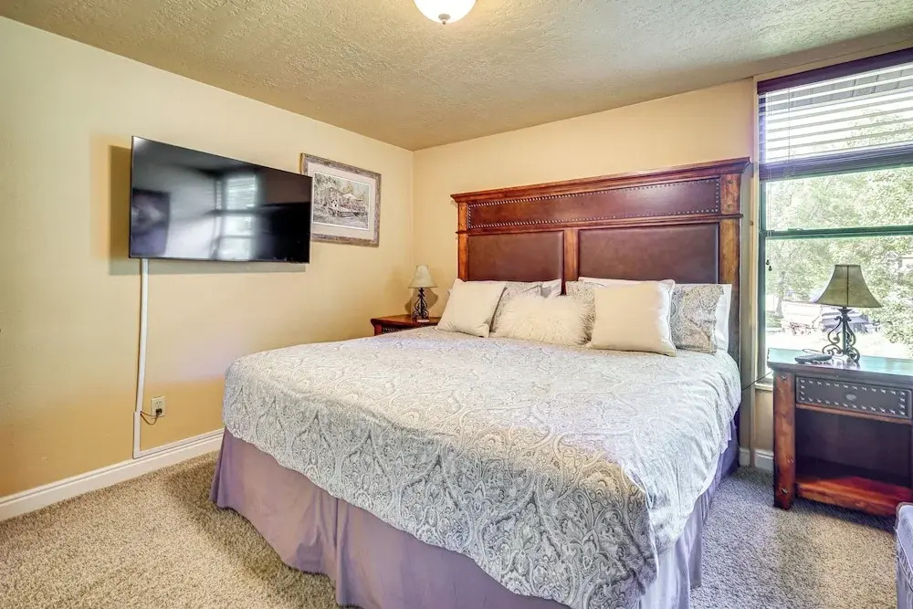 1/2 Block to Lift Bus Stop: Condo in Park City