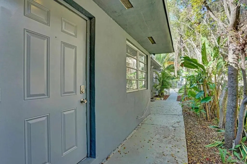 Biscayne deluxe unit 2br2bath free parking garden and BBQ