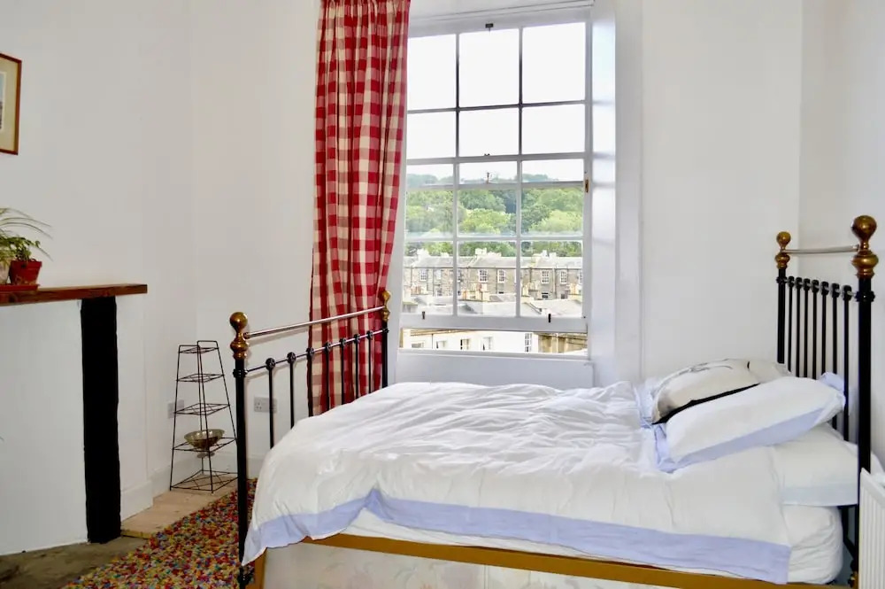 Sophisticated 2 Bedroom Edinburgh Flat Near Old Town