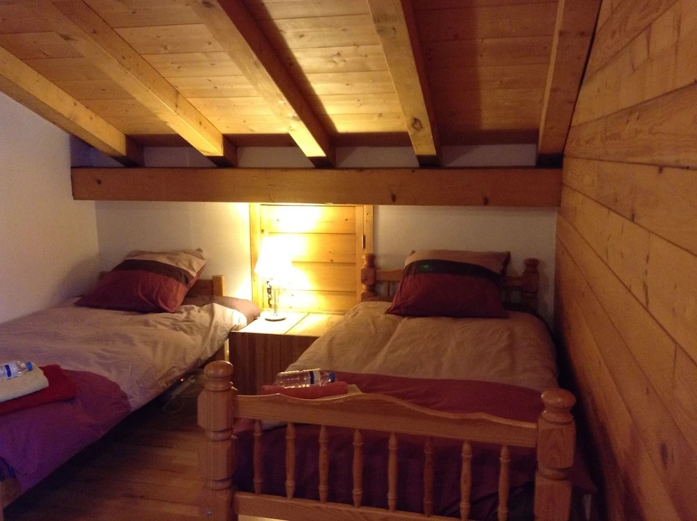 Brilliantly located spacious 4-Bedroom Chalet