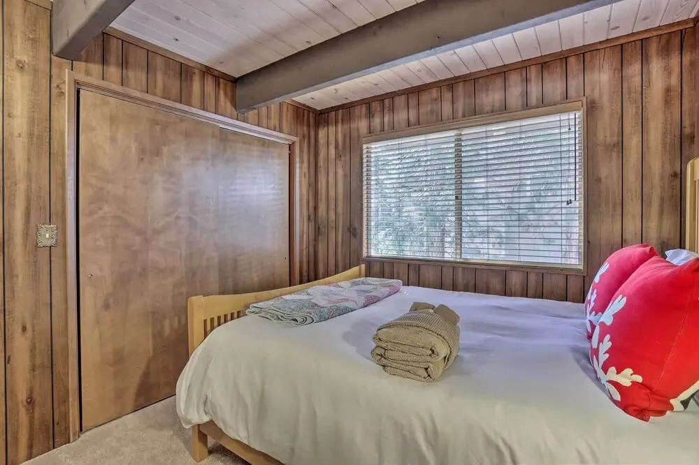 Quaint Cabin Retreat ~ 4 Mi to Arrowhead Lake