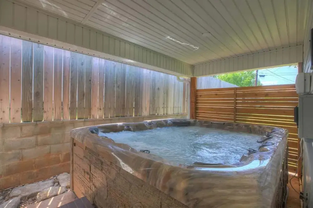 Wanderlust #1 Hot Tub Shared Outdoor Space