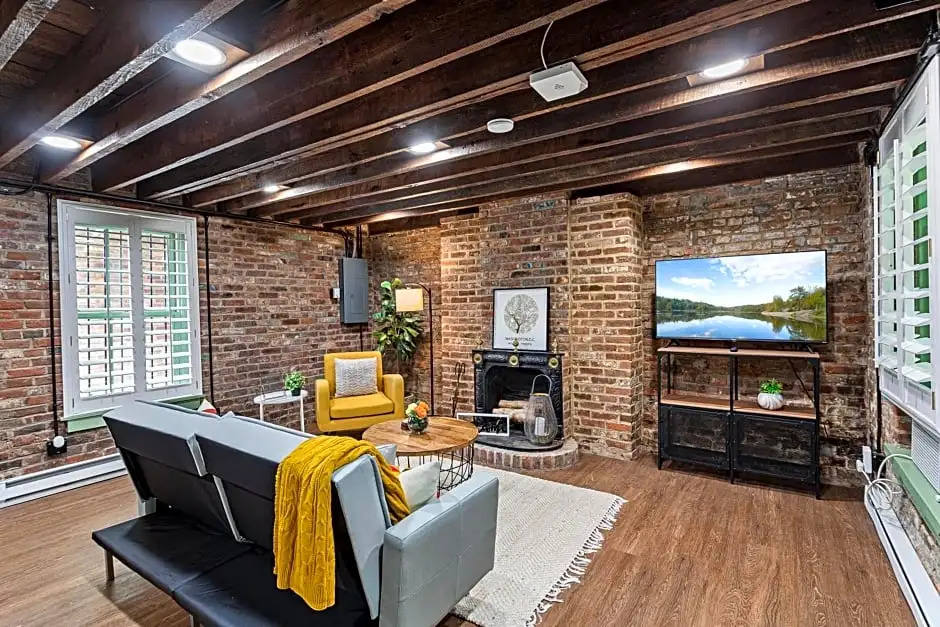 Private Loft Carriage House Walk Score 95
