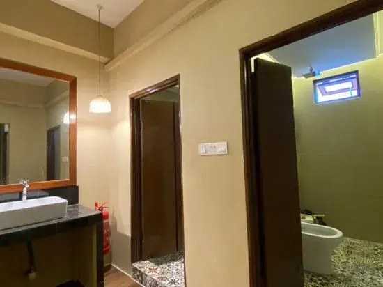 Anggun Lodge Private Room with Sharing Bathroom