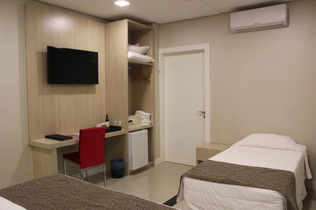 Holiday & Business Hotel - Em frente ao Centro de Eventos e Arena Conda