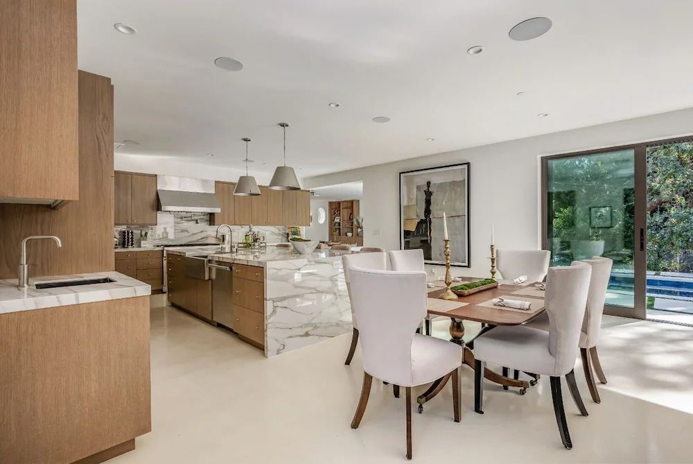Laurel Canyon - Architectural Modern Estate With Pool & Landscaped Garden