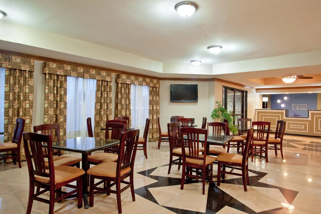Holiday Inn Express and Suites Three Rivers by IHG
