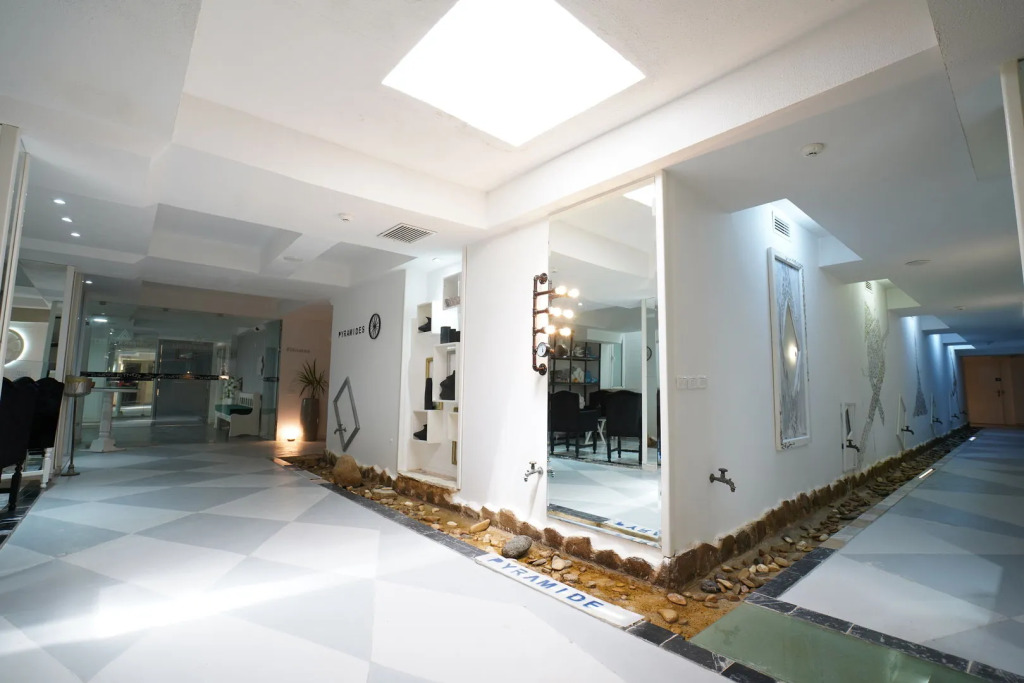 Hotel Les Pyramides