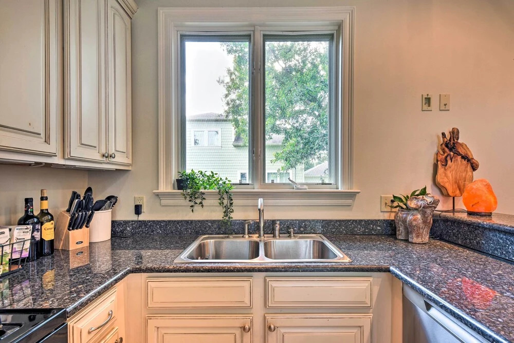 ~ 6 Mi to Uptown: Adorable New Orleans Home!