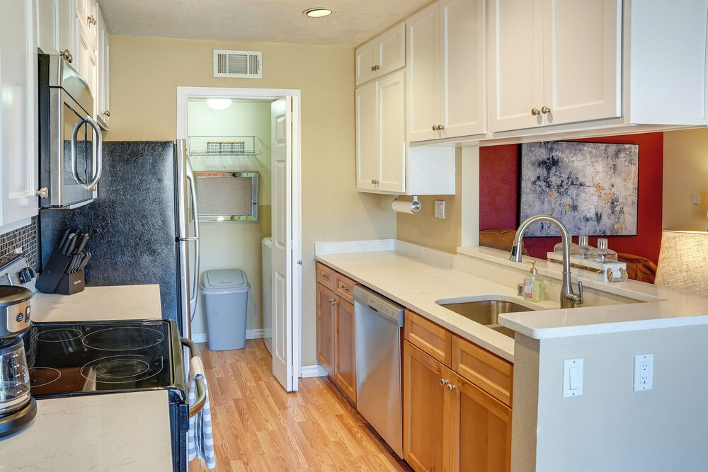 1 Mi to Unm: Convenient Albuquerque Townhome!