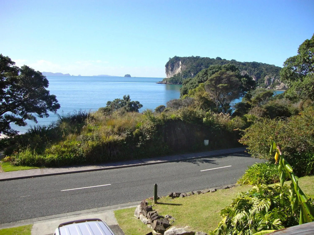 The Retreat - Front Beach Bach