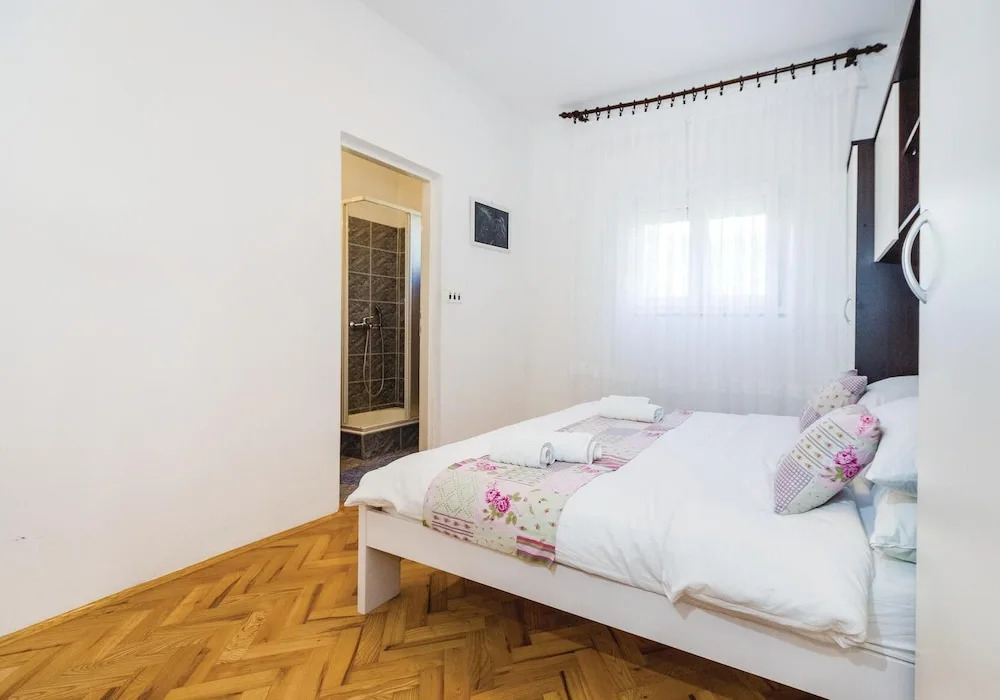 Five-Bedroom Holiday Home In Rovanjska