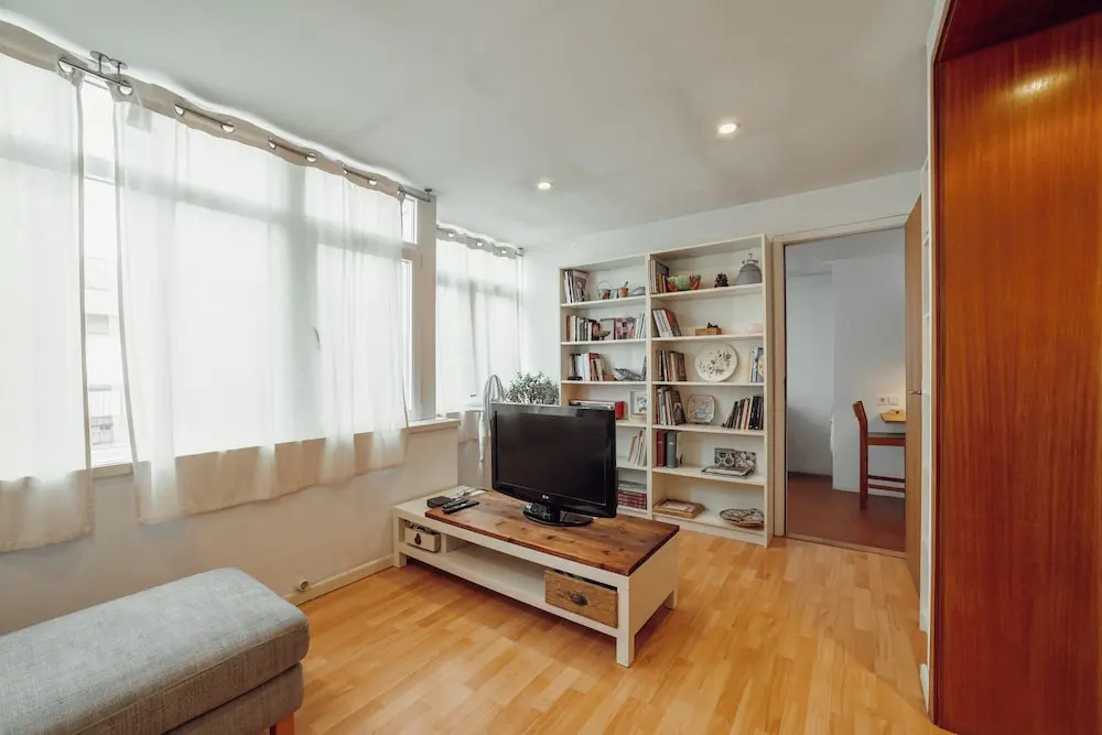 HostWise - Modern & Bright Studio