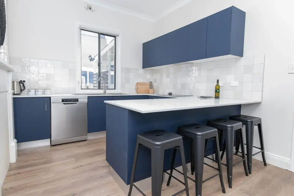 McNamara Lane Large CBD home Freshly renovated 7 Smart TV's Sleeps 11