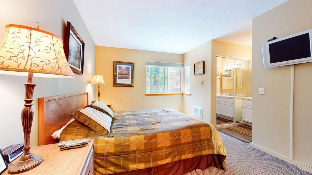 Crestview 25 Convenient Location near the Village and Lifts, Pet-Friendly by RedAwning