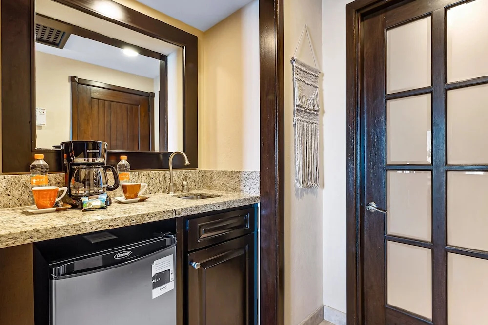 Beachfront Dream Retreat With Pool, Tennis & gym Access - Washer/dryer, AC