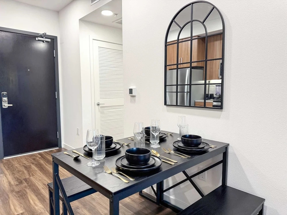 Sunny Home in Mid-hollywood Pool Free Parking