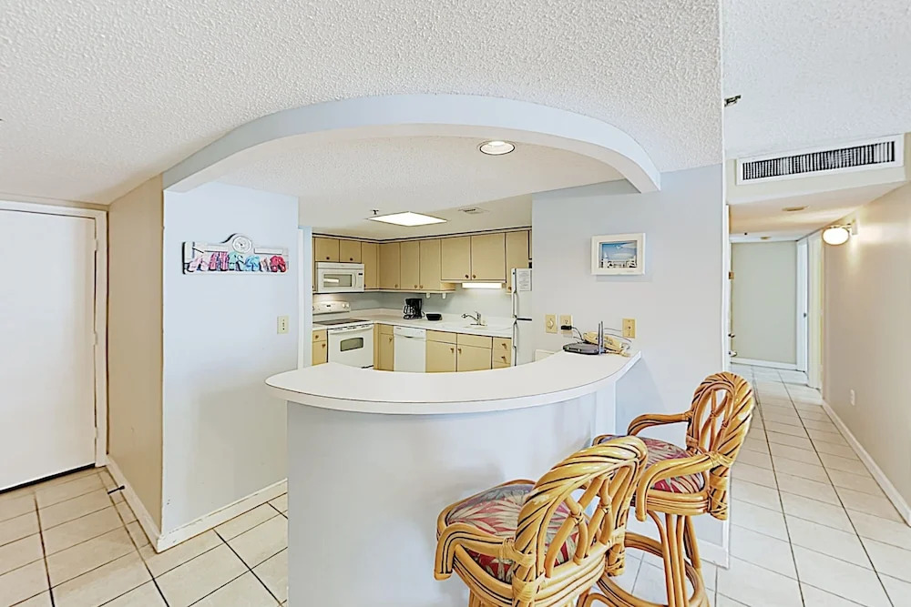 New Listing! Oceanfront W/ Pools & Hot Tub 3 Bedroom Condo