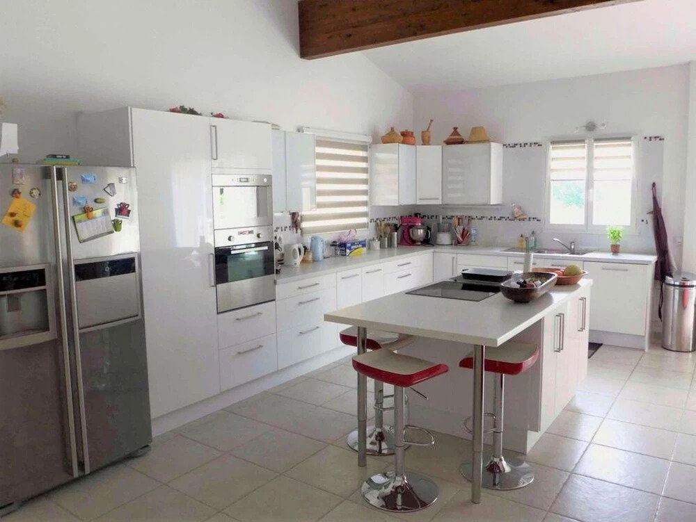Well-appointed, 3-bedroom House Featuring a Swimming Pool and Terrace