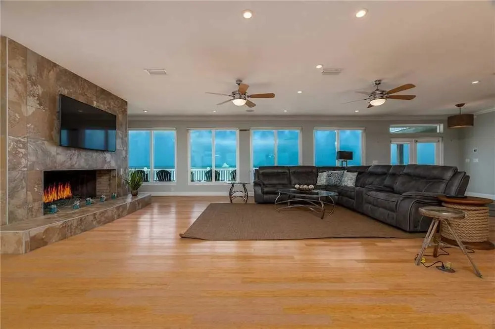 Beachfront Sapphire - Six Bedroom Home