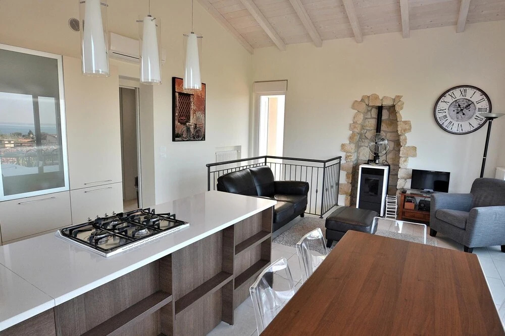 Villa Lisi - Sleeps 8 Private Garden in Residence With Pool in Bardolino