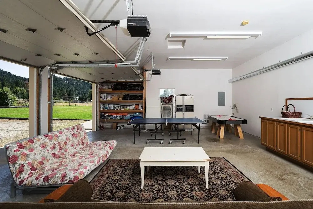 Alpine Acres Lodge 3 Bedroom Home by NW Comfy Cabins by RedAwning