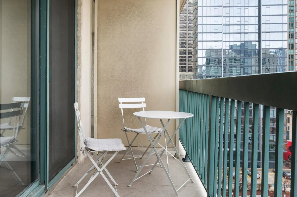 Chicago | Remote Work Friendly Studio w Full Kitchen