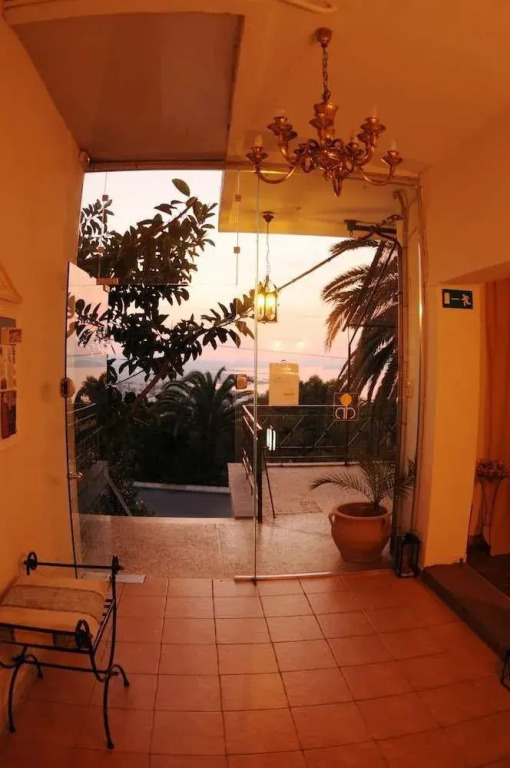 Akrotiri Hotel