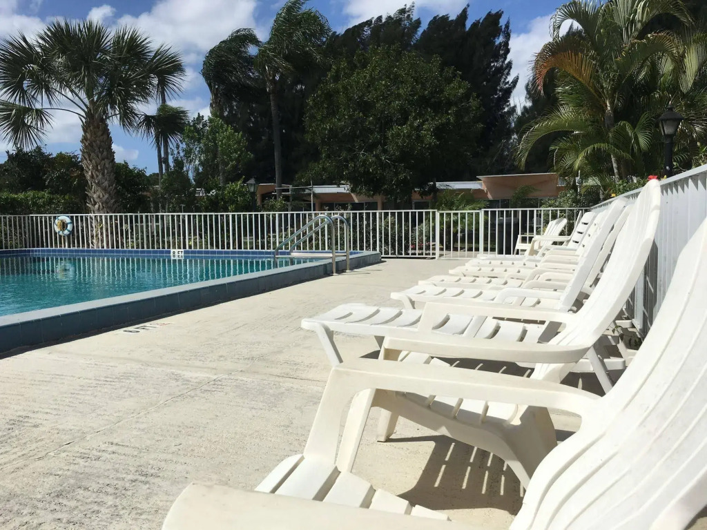 Warm Mineral Springs Motel
