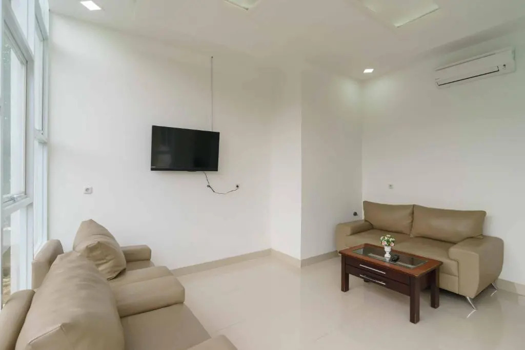 RedDoorz Plus near Eka Hospital BSD 5