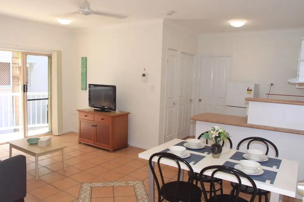Contemporary Convenient Central Retreat