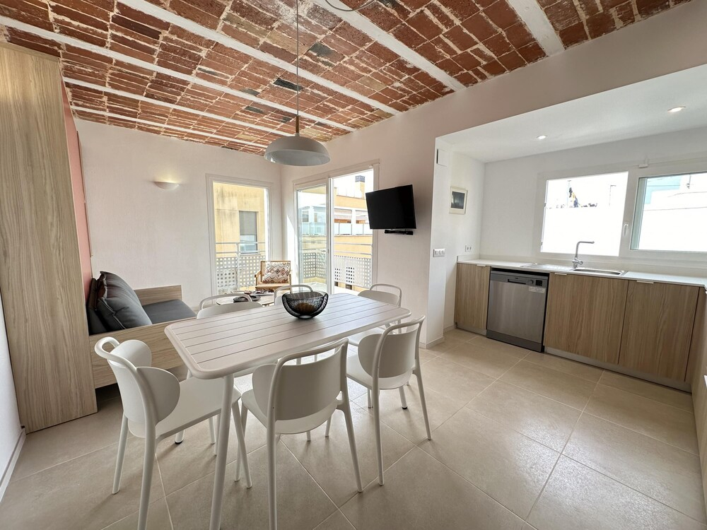 Arago 271 in Roses With 2 Bedrooms and 2 Bathrooms