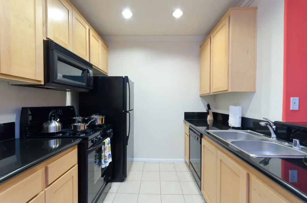 Deluxe Wilshire Apartments