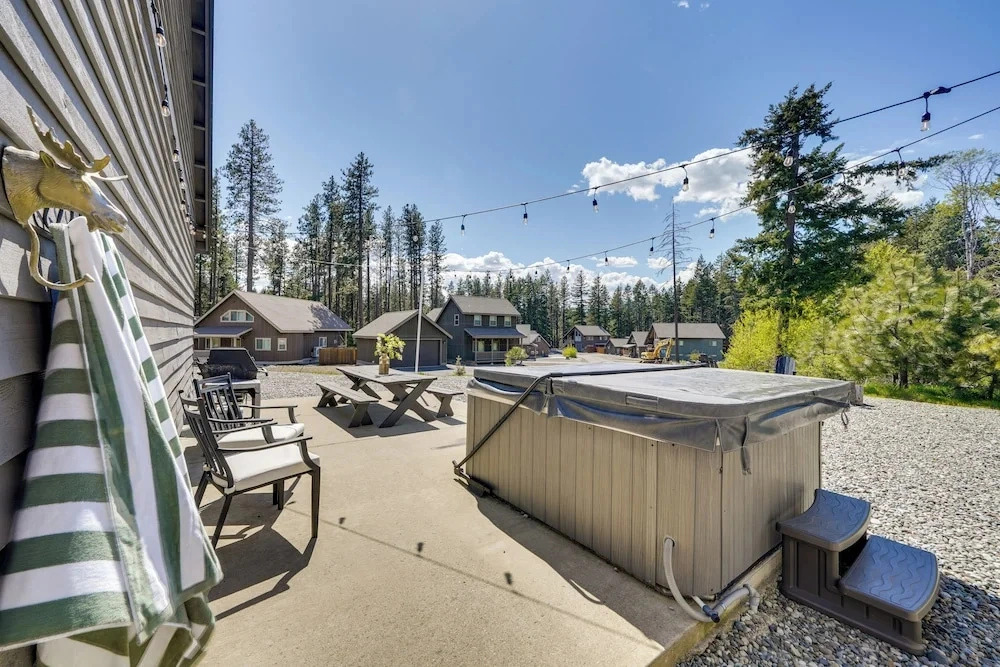 Hot Tub & Fire Pit! Pet-friendly Gem 2 Mi to Lake