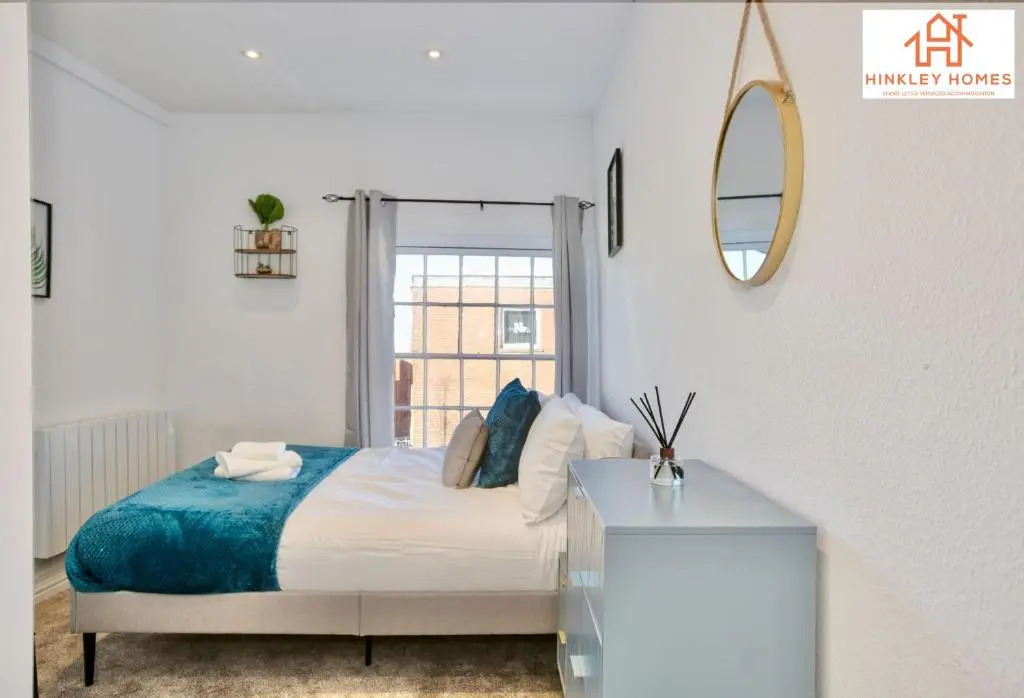 The Highstreet Retreat - Luxurious, Central & Spacious! By Hinkley Homes Short Lets & Serviced Accommodation