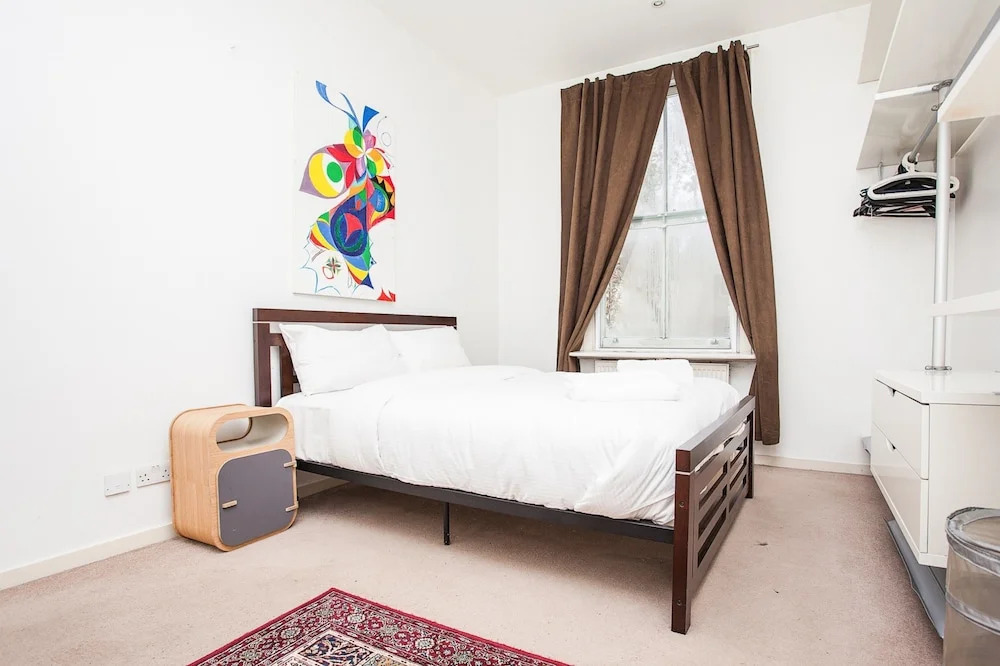 Bright & Spacious 2 Bed w/ Terrace near City Centre
