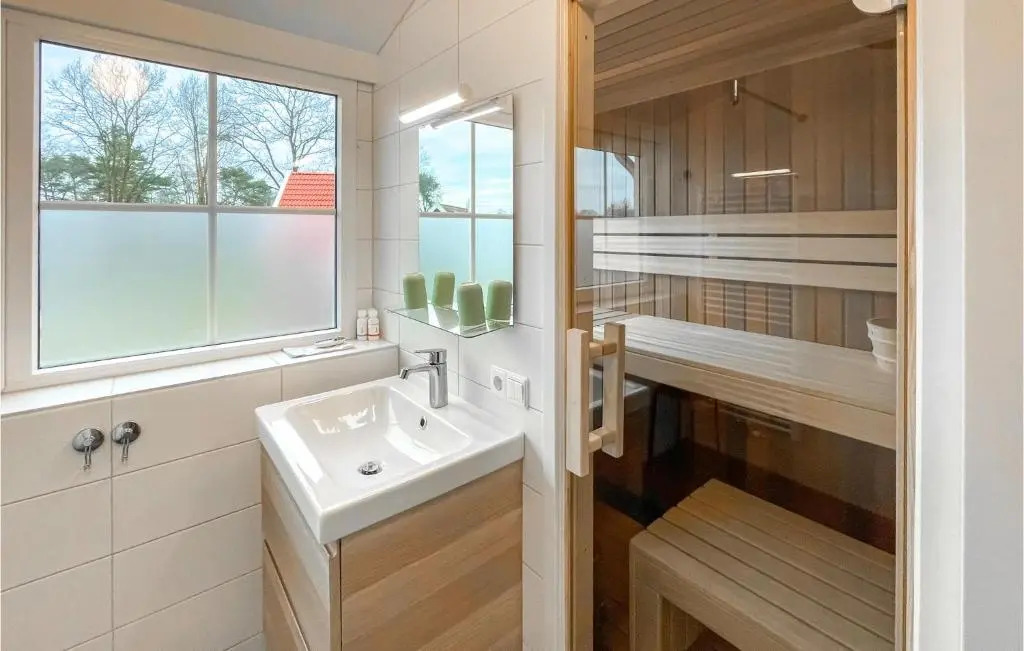 Three-Bedroom Holiday Home In Hoge Hexel