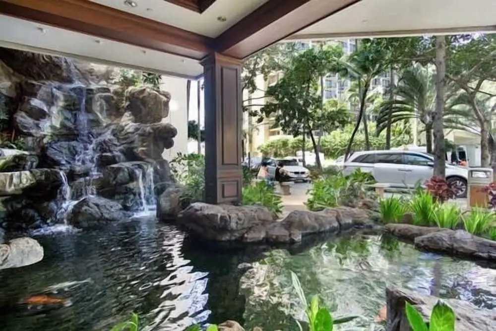 37th Floor Condo with Sweeping Ocean Views & Free parking!