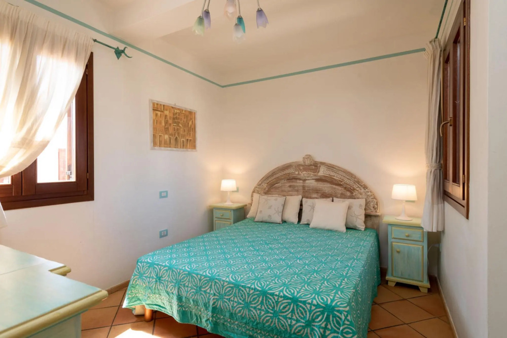 The apartment has 2 bedrooms, living room with kitchen, bathroom with shower and a large covered ter-Pedra Rosa F2