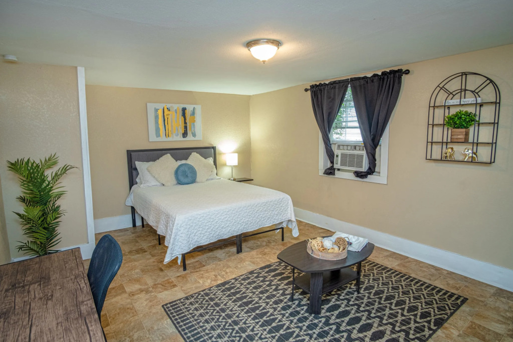 Cozy  Guesthouse Near Downtown