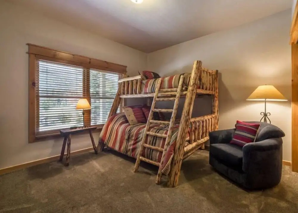 Campfire Mountain Home 3 Bedroom Holiday home by Key to the Rockies